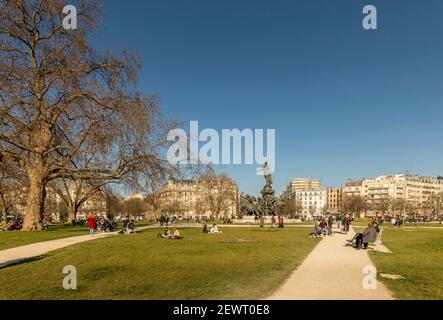 Paris, France - 1er mars 2021 : place de la Nation, autour de la statue de la Nation, près du cours de Vincennes à Paris, France Banque D'Images