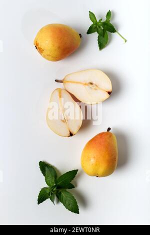 Poires fraîches sur fond blanc. Poire entière fraîche et tranches isolées sur fond blanc. Banque D'Images