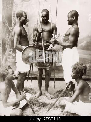 Photographie ancienne de la fin du XIXe siècle : soldats Abyssiniens, éthiopiens, probablement pris en Égypte. Banque D'Images