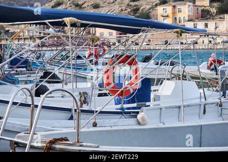 contexte - détails des structures du plaisir divers et les bateaux de pêche de plaisance se trouvant dans le port fusionnent avec les uns les autres Banque D'Images