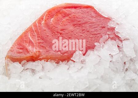 Steak de thon congelé vide avec de la glace sur le comptoir le marché aux poissons. Heurisez le concept alimentaire et nutritionnel Banque D'Images