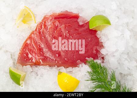 Steak de thon congelé vide avec de la glace sur le comptoir le marché aux poissons. Heurisez le concept alimentaire et nutritionnel Banque D'Images