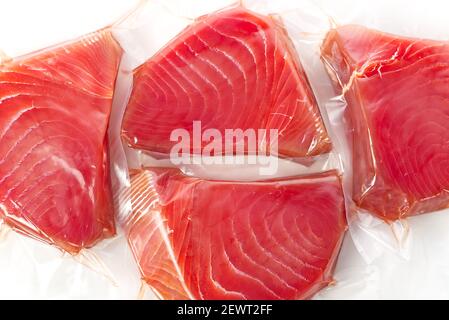 Steak de thon congelé vide avec de la glace sur le comptoir le marché aux poissons. Heurisez le concept alimentaire et nutritionnel Banque D'Images