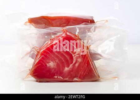 Steak de thon congelé vide avec de la glace sur le comptoir le marché aux poissons. Heurisez le concept alimentaire et nutritionnel Banque D'Images