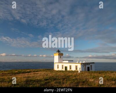 Phare de Duncansby Head par beau temps, près de John O' Groats, Écosse, Royaume-Uni Banque D'Images