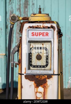 Une pompe à essence d'époque dans une station-service abandonnée à Brora, Sutherland, Écosse, Royaume-Uni Banque D'Images