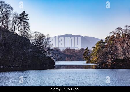 Le Loch Katrine se trouve au cœur des romantiques Trossachs d'Écosse. Banque D'Images