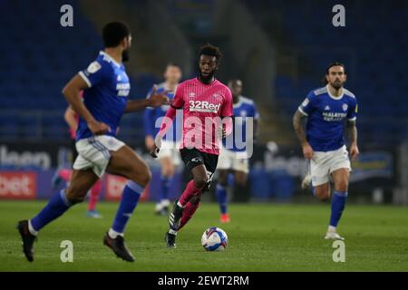 Cardiff, Royaume-Uni. 02 mars 2021. Beni Baningime de Derby County (c) en action.EFL Skybet championnat match, Cardiff City / Derby County au Cardiff City Stadium à Cardiff, pays de Galles, le mardi 2 mars 2021. Cette image ne peut être utilisée qu'à des fins éditoriales. Utilisation éditoriale uniquement, licence requise pour une utilisation commerciale. Aucune utilisation dans les Paris, les jeux ou les publications d'un seul club/ligue/joueur. photo par Andrew Orchard/Andrew Orchard sports Photography/Alamy Live News crédit: Andrew Orchard sports Photography/Alamy Live News Banque D'Images