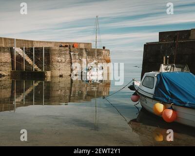 Port de Pennan et brise-lames avec des bateaux le matin ensoleillé de l'été, Aberdeenshire, Royaume-Uni Banque D'Images