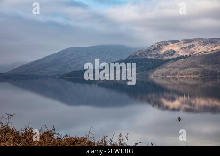 Le Loch Katrine se trouve au cœur des romantiques Trossachs d'Écosse. Banque D'Images