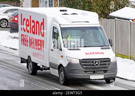 Glace neige et temps froid hiver Islande commerce de détail alimentaire chauffeur de livraison de fourgonnette et conduite de la chaîne logistique d'achat en ligne à domicile Sur une route glacée dans l'Essex au Royaume-Uni Banque D'Images