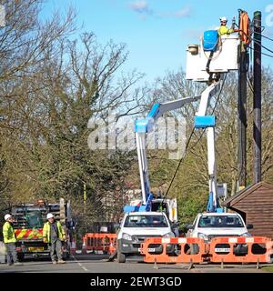 Royaume-Uni Power Networks entreprise de distribution Cherry Picker ouvriers de camion et d'électricien connectant un nouveau câble d'alimentation électrique au sommet du poteau Essex Royaume-Uni Banque D'Images