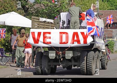 USA préservé camion militaire décoré VE Day Union Jack & Drapeau American Stars & Stripes lors de la fête de 2020 Street Celebrations Dans Essex Angleterre Royaume-Uni Banque D'Images