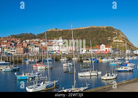 Paysage vue panoramique de la côte de la ville de bord de mer port avec port de plaisance et château médiéval sur la colline Banque D'Images