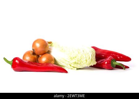 Légumes frais tels que le poivron rouge et l'oignon isolés sur un blanc. Banque D'Images