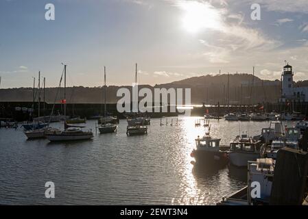 Paysage vue panoramique de la côte de la ville de bord de mer port avec bateaux de plaisance à voile au coucher du soleil Banque D'Images