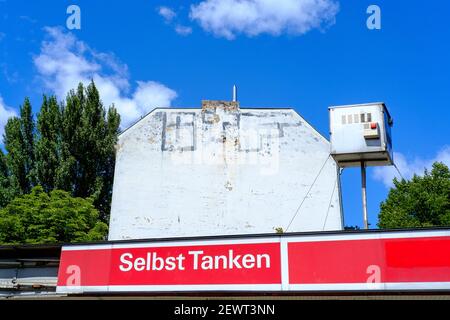 Signalisation à la station-service Esso abandonnée à Hermannplatz à Berlin-Neukölln à Berlin, Allemagne, en juillet 2018. Banque D'Images