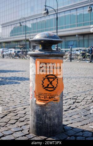 Affiche de la rébellion sur l'action climatique à Alexanderplatz à Berlin, en Allemagne, en avril 2019. Banque D'Images