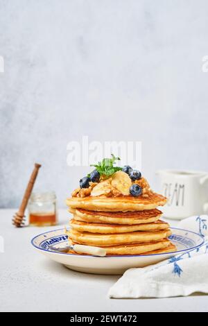 Crêpes à la banane, aux noix, au miel et au caramel pour le petit-déjeuner. Mise au point sélective Banque D'Images