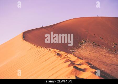 SOSSUSVLEI, NAMIBIE - 02 décembre 2012: Sossusvlei, Namibie, 2012 décembre: Personnes grimpant les dunes de sable de Sossusvlei en Namibie Banque D'Images