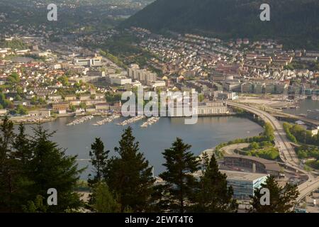 Belle vue sur le port de plaisance et le paysage urbain environnant à la distance du Mont Floyen à Bergen, Norvège. Banque D'Images