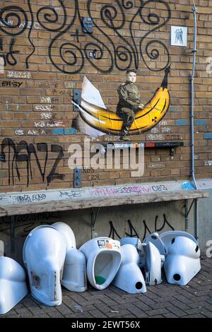 graffiti du dictateur nord-coréen Kim Jong-un sur sa banane nucléaire et ses vieux urinoirs et cuvettes de toilettes à la gare de Cologne-Ouest, Cologne, Allemagne. Graff Banque D'Images