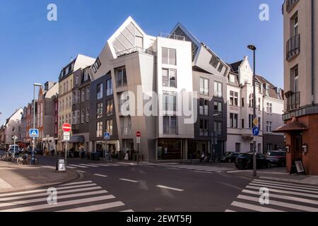 Moderne immeuble résidentiel et de bureaux à l'angle de la rue Goltstein / rue Tacitus dans le quartier de Bayenthal, Cologne, Allemagne. Modernes WO Banque D'Images