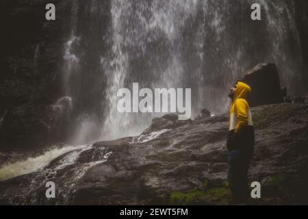 Kookal, Inde - 21 février 2021: L'homme asiatique se tient près des chutes d'eau. Images éditoriales. Banque D'Images