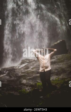 Kookal, Inde - 21 février 2021: L'homme asiatique se tient près des chutes d'eau. Images éditoriales. Banque D'Images