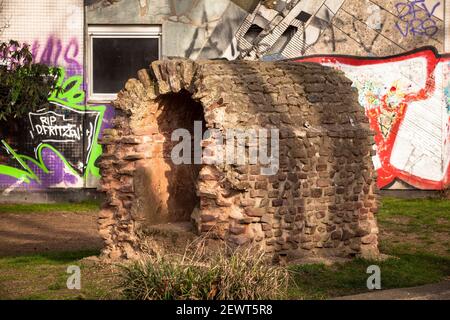 Relique du gazoduc romain sur la rue Zuelpicher, Cologne, Allemagne. Rest der Roemischen Wasserleitung an derZuelpicher Strasse, Koeln, Banque D'Images