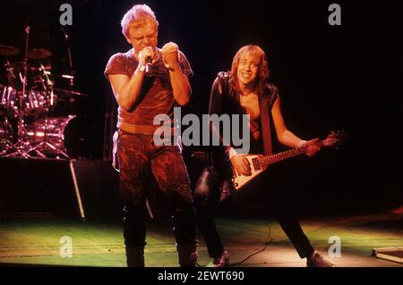 Udo Dirkschneider et Wolf Hoffman d'accepter vivre au Hammerswithh Odeon. Londres, le 29 janvier 1984 | utilisation dans le monde entier Banque D'Images