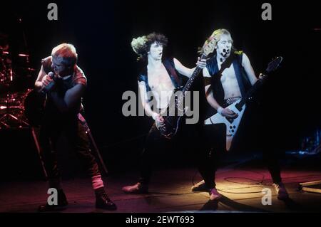 Udo Dirkschneider, Peter Bantes et Wolf Hoffman d'accepter vivre à l'Odeon Hammerswithh. Londres, le 29 janvier 1984 | utilisation dans le monde entier Banque D'Images