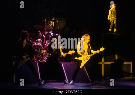 Herman Frank, Peter Baltes, Wolf Hoffman et Udo Dirkschneider d'accepter vivre au Hammerswithh Odeon. Londres, le 29 janvier 1984 | utilisation dans le monde entier Banque D'Images