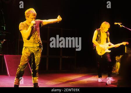 Udo Dirkschneider et Wolf Hoffman d'accepter vivre au Hammerswithh Odeon. Londres, le 29 janvier 1984 | utilisation dans le monde entier Banque D'Images