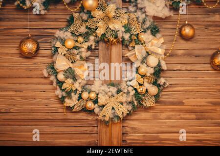 Couronne de Noël sur une porte ou un mur en bois rustique Banque D'Images