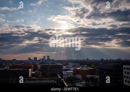 Le soir, des rayons du soleil se font jour à travers les nuages au-dessus de la Potsdamer Platz, Berlin, Allemagne, en avril 2019. Banque D'Images