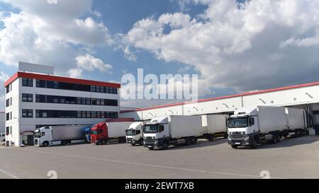 Chargement de chariots dans un dépôt d'une agence d'expédition - Transport et logistique dans le commerce des marchandises Banque D'Images