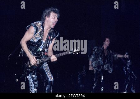 Rudolf Schenker et Klaus Meine, des Scorpions, sont en direct lors d'un concert de la « visite du monde d'amusement de la marque 88-90 » à Hammerswithh Odeon. Londres, le 20 février 1989 | utilisation dans le monde entier Banque D'Images