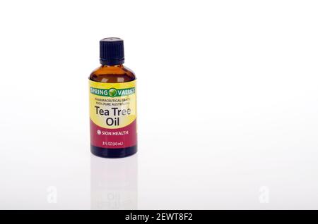 Bouteille d'huile d'arbre de thé par Spring Valley Banque D'Images