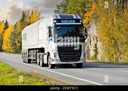 Camion Volvo FH d'argent de la remorque de verre Okline Oy le long de l'autoroute 10 lors d'une belle journée d'automne. Tammela, Finlande. 2 octobre 2020. Banque D'Images