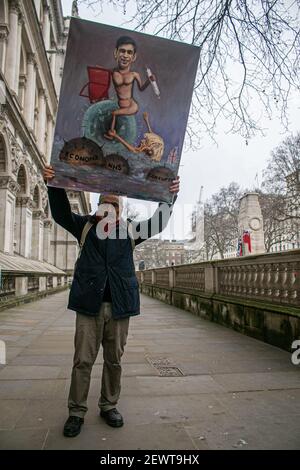 WESTMINSTER LONDRES, ROYAUME-UNI 3 MARS 2021. Le satiriste politique Kaya Mar tient un tableau à l'extérieur de Downing Street avec le chancelier de l'Échiquier Rishi Sunak qui prononcera son discours sur le budget à la Chambre des communes plus tard . Le chancelier Rishi Sunak devrait inclure des plans visant à soutenir la reprise économique du pays pendant la pandémie de Covid-19 en cours, y compris une extension du programme de gestion des employés. Credit amer ghazzal/Alamy Live News Banque D'Images