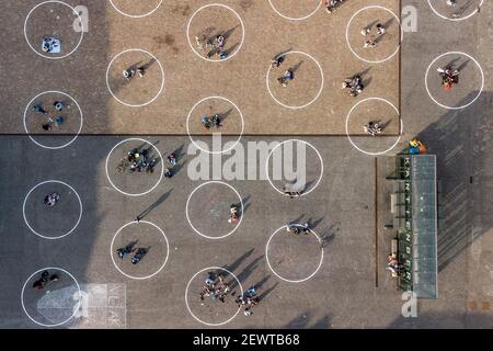 L'illustration montre une vue aérienne des cercles sociaux de distance installés sur la Sint-Pietersplein, dans le centre de Gand, le mercredi 03 Banque D'Images