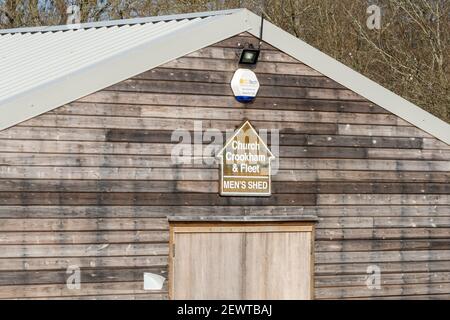 Shed masculin à Church Crookham and Fleet dans le Hampshire, Angleterre, Royaume-Uni. Centre d'activités communautaires, bon pour la santé mentale, le bien-être Banque D'Images