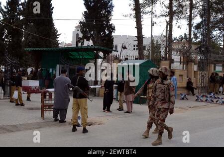 Les responsables de la sécurité sont en état d'alerte pour éviter les incidents inorientés, car la sécurité a été renforcée en ville pendant les élections du Sénat de 2021, à l'Assemblée du Baloutchistan à Quetta, le mercredi 03 mars 2021. Banque D'Images