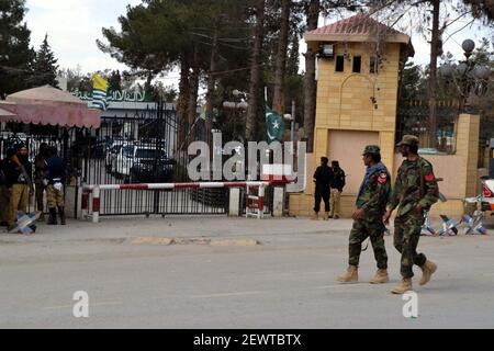 Les responsables de la sécurité sont en état d'alerte pour éviter les incidents inorientés, car la sécurité a été renforcée en ville pendant les élections du Sénat de 2021, à l'Assemblée du Baloutchistan à Quetta, le mercredi 03 mars 2021. Banque D'Images