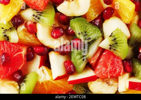 Morceaux de fruits raznfh gros plan en plein écran, salade de fruits. Tranches de fruits frais et sains pour une alimentation saine. Banque D'Images