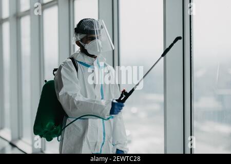 Un travailleur médical fait de la désinfection à l'hôpital. Pandémie Covid19 Banque D'Images