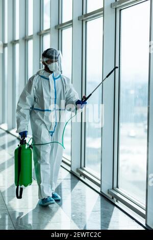 Un travailleur médical fait de la désinfection à l'hôpital. Pandémie Covid19 Banque D'Images