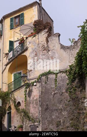 Une ancienne maison dans l'ancien village de Finalborgo, Ligurie, Italie Banque D'Images