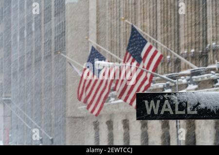 Le panneau de Wall Street se trouve devant la Bourse de New York pendant la tempête de neige d'hiver à Lower Manhattan New York City NY USA. Banque D'Images